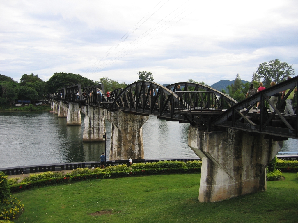 Brug over de rivier Kwai bij Kanchanaburi, Thailand, met wandelaars tijdens groepsrondreis Noord en Zuid.