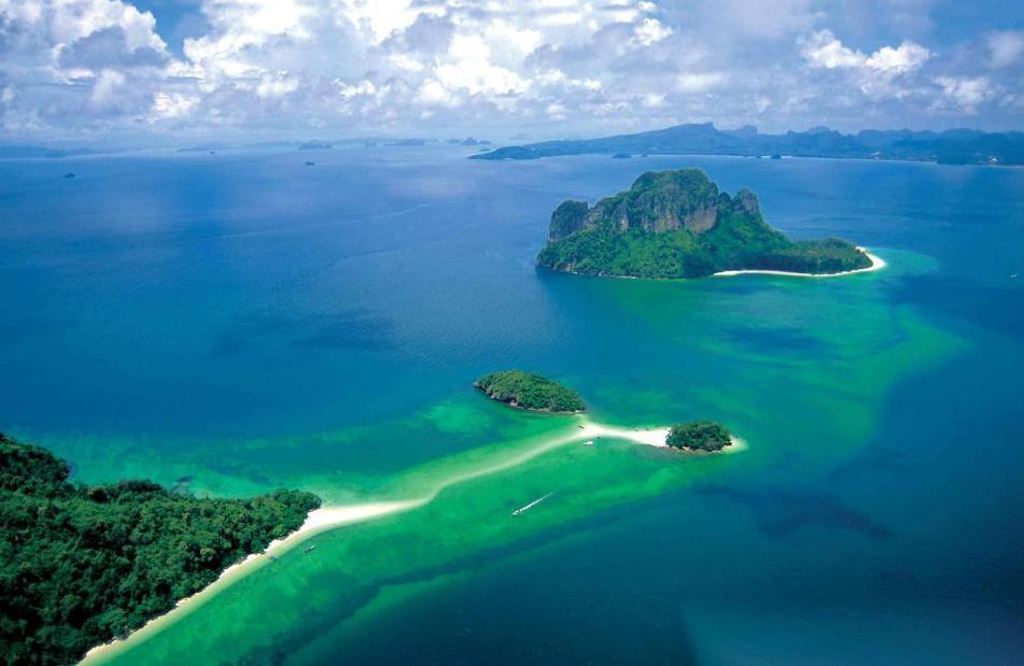 tropische eilanden met zandbank en turquoise zee tijdens rondreis Thailand Chill & Adventure.