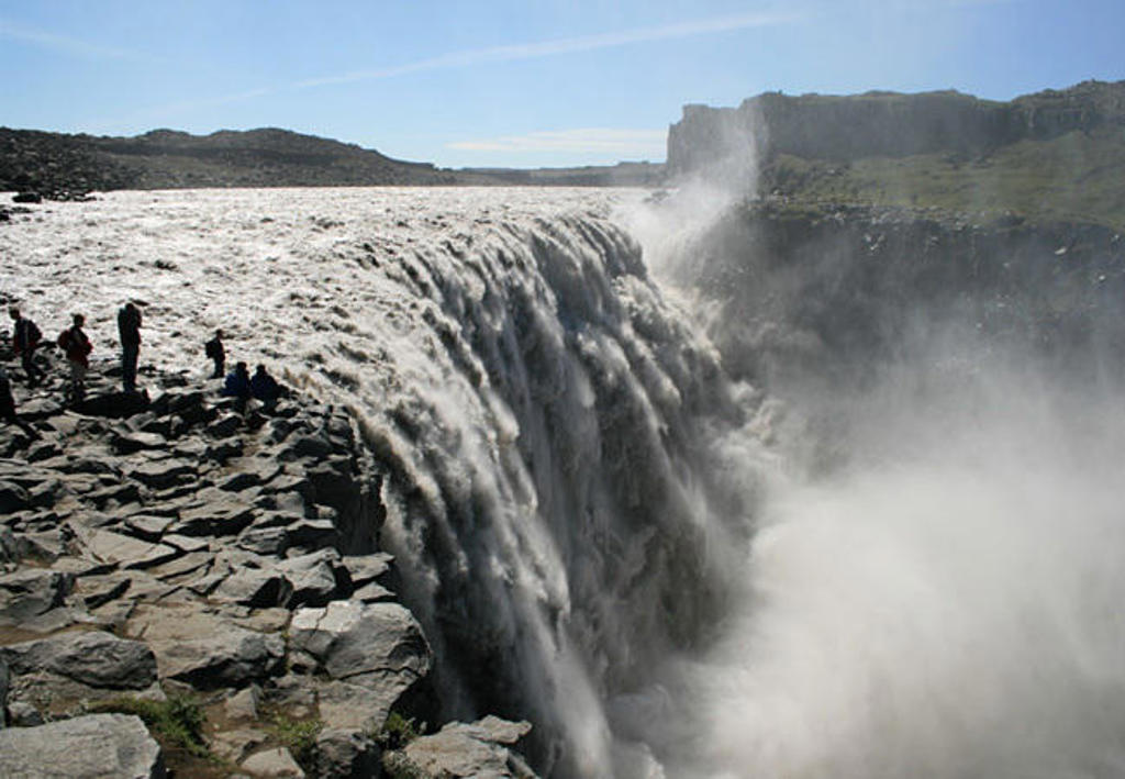 Waterval Dettifoss in IJsland met nevel en rotsachtige kloof, tijdens familiereis IJsland.