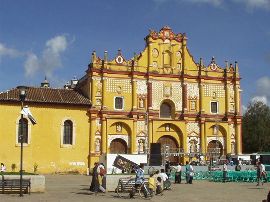 Gele kathedraal op het centrale plein van San Cristóbal de las Casas, Mexico.