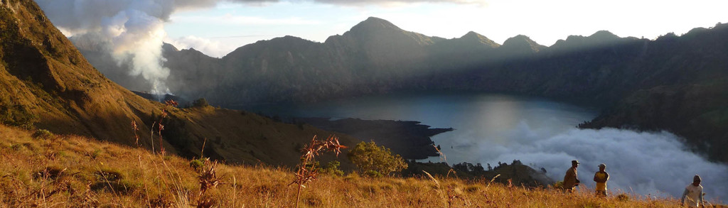 Uitzicht op een kratermeer bij zonsopkomst tijdens een rondreis Bali en Lombok.