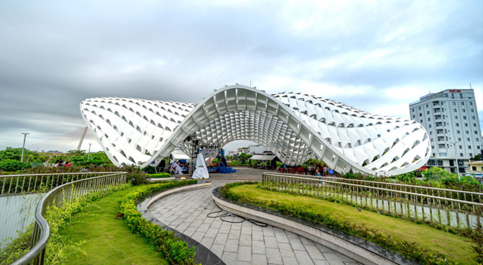 Da Nang Moderne witte brug met golvend ontwerp in Da Nang, Vietnam.