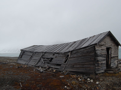 Vervallen houten hut aan de kust van Spitsbergen tijdens de zeilreis met de Antigua.