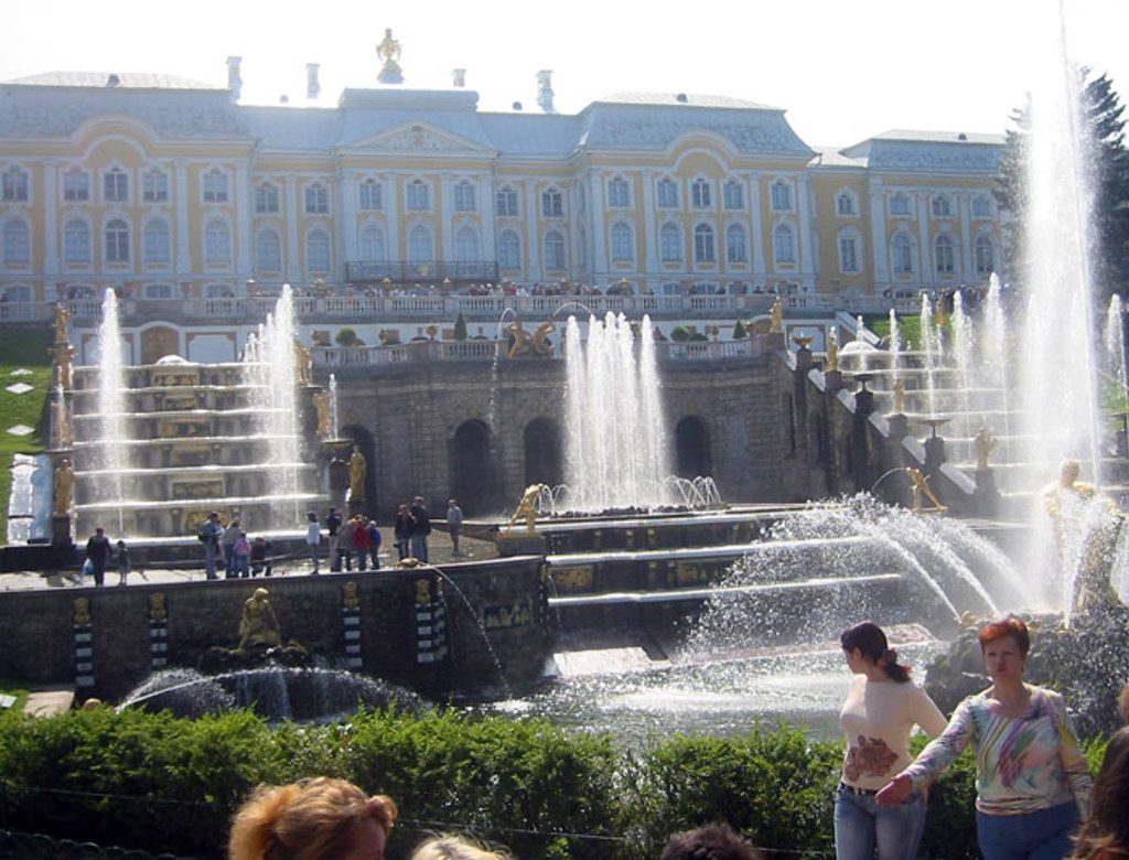 Fonteinen en paleis bij Peterhof in Sint-Petersburg, hoogtepunten van een groepsrondreis door Rusland.
