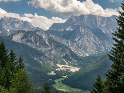 Panoramisch uitzicht op de Alpen met groene vallei en bergtoppen langs de Route Centraal Europa.