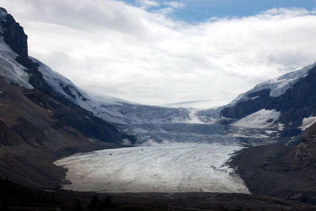 Gletsjer tussen bergtoppen in de Canadese Rocky Mountains tijdens groepsrondreis Canada West Hoogtepunten.