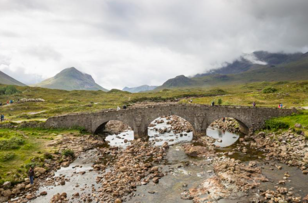 Oude stenen brug over een rotsige rivier in de Schotse Hooglanden tijdens een groepsrondreis Schotland.