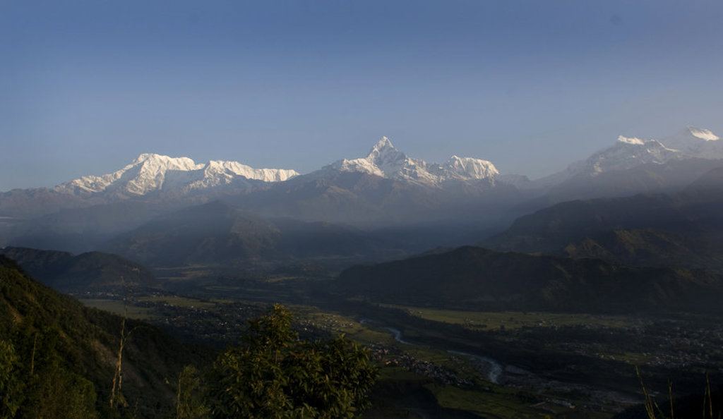 Panorama van de besneeuwde Himalaya met groene valleien, tijdens de groepsrondreis Noord-India en Nepal.