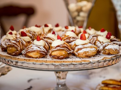 Cannoli met ricottavulling en aardbeien op een schaal tijdens een rondreis langs de Amalfikust in Italië.