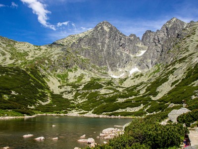 Berglandschap met bergmeer en ruige pieken in Centraal Europa-route.