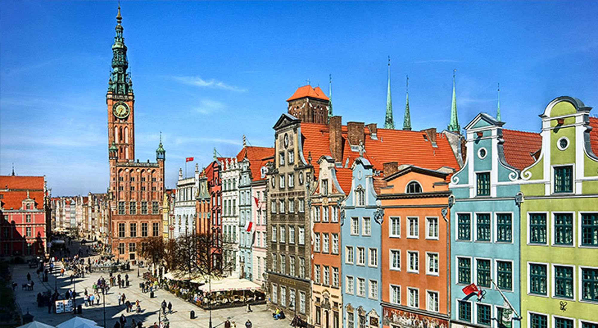 Lange Markt in Gdansk Uitzicht op de kleurrijke gevels en het stadhuis aan de Lange Markt in Gdańsk, Polen.