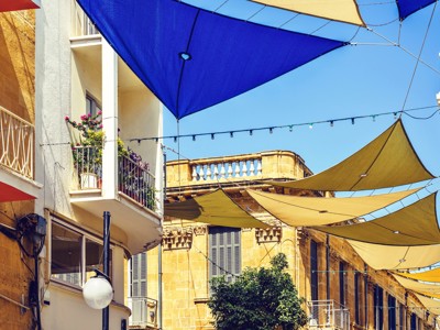 Schaduwdoeken boven een straat met historische gebouwen in Cyprus tijdens de Route Cyprus, 8 dagen.