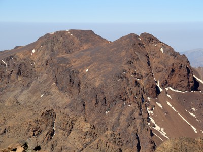 Rotsachtige bergkam met sneeuwresten bij de beklimming van de Mt. Toubkal in het Atlasgebergte, Marokko.