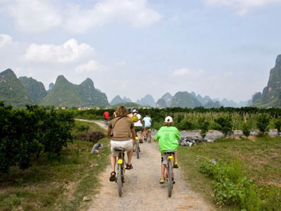 Fietstocht door het karstlandschap van Yangshuo tijdens de Route China, 17 dagen.