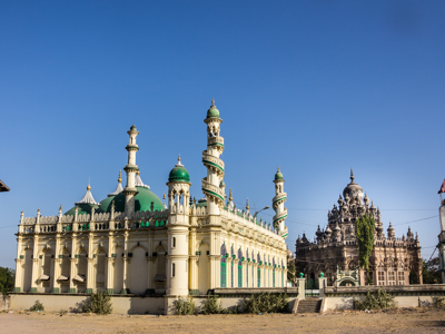 Moskee met groene koepels en minaretten tijdens Route Gujarat, 19 dagen.