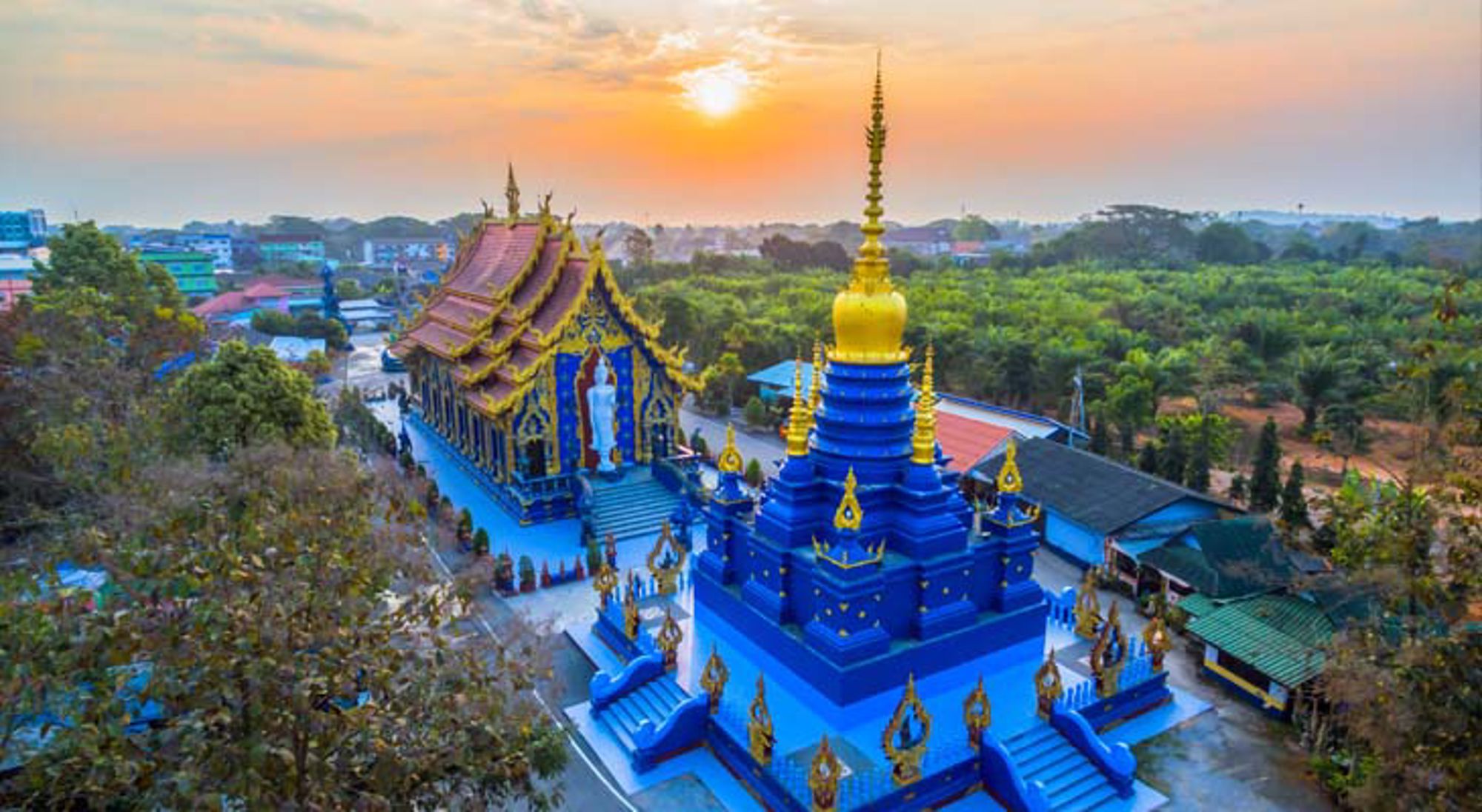 Blue Temple of Wat Rong Sua Ten Chiang Rai Wat Arun-tempel in Bangkok, Thailand, met hoge prang en pagodedaken tegen de lucht.