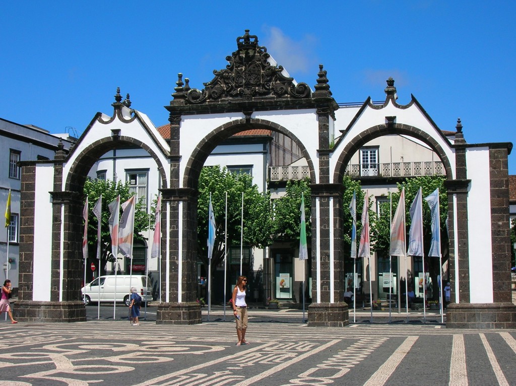 Historische stadspoort met bogen in Ponta Delgada op de Azoren, Portugal.