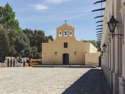 Koloniale kerk met klokkentoren aan een plein in Cafayate, Route Argentinië.
