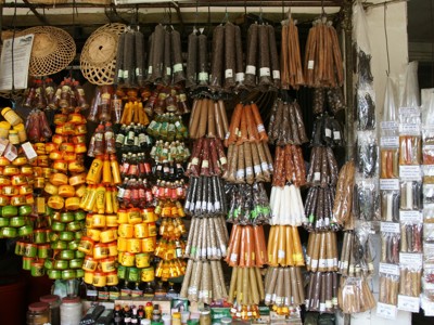 Kruidenkraam met hangende zakken specerijen en potjes op een markt in Sri Lanka.