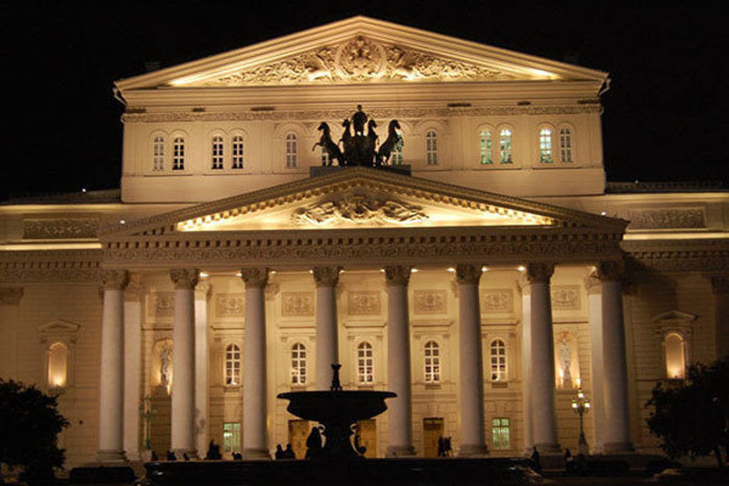 Verlicht Bolsjoj Theater in Moskou bij avond, Rusland winter groepsrondreis.