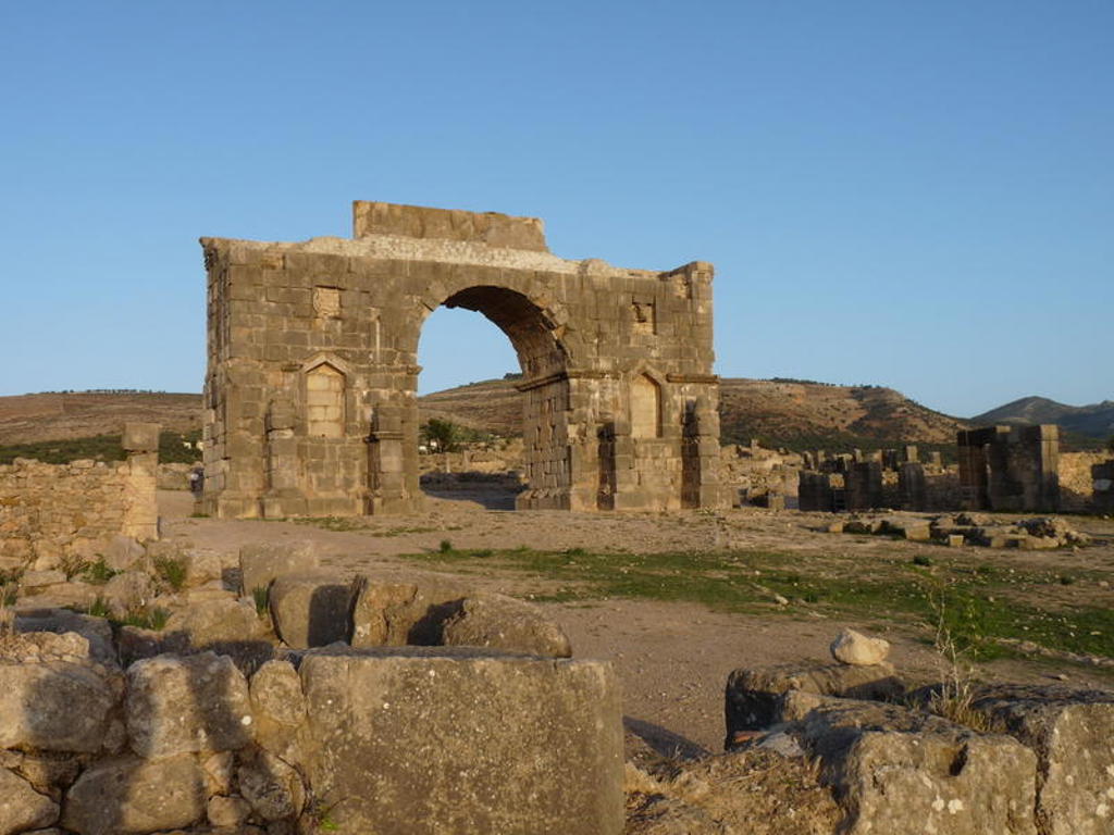 Romeinse triomfboog bij de ruïnes van Volubilis in Marokko.