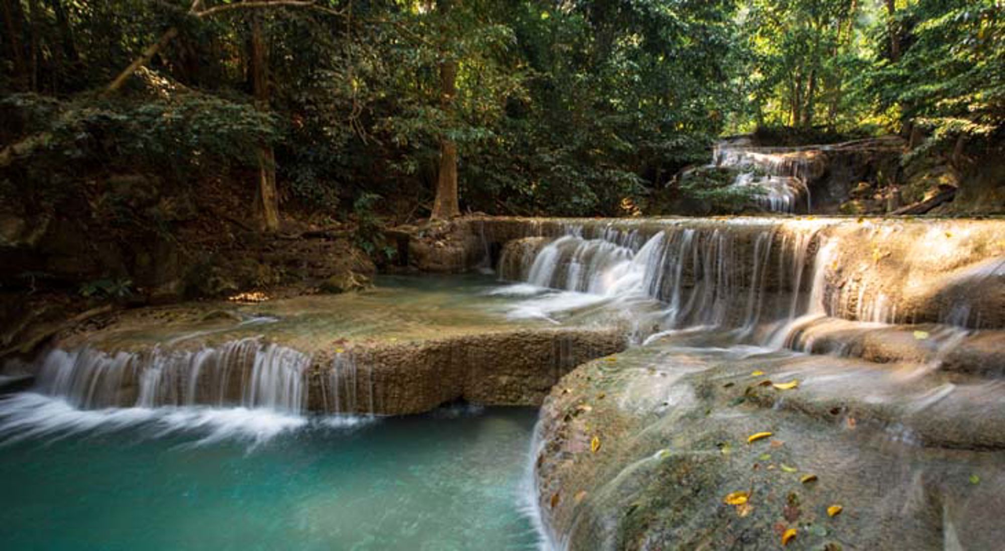 Waterval Erawan National Park Gouden Boeddhabeeld in een Thaise tempel.