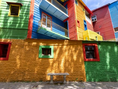 Kleurrijke huizen in de wijk La Boca in Buenos Aires, met fel geschilderde gevels en balkons.