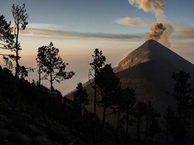 Rokende vulkaan bij zonsondergang langs de route Guatemala, El Salvador en Honduras.