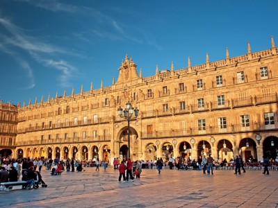 Plaza Mayor in Salamanca met arcades en terrassen tijdens de familiereis Spanje & Portugal, 22 dagen.
