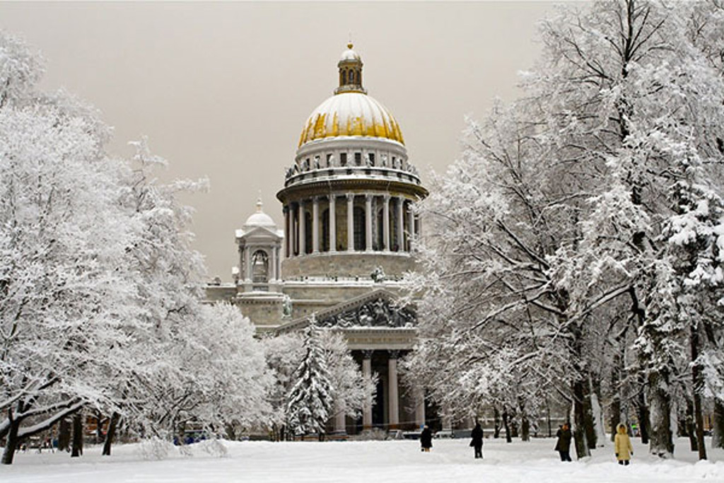 Izaäkkathedraal in Sint-Petersburg omringd door besneeuwde bomen tijdens de winter.