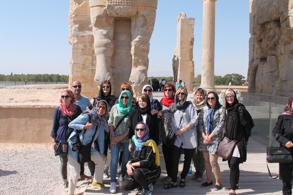Groepsrondreis Iran: reizigers bij de Poort van Alle Naties in Persepolis.