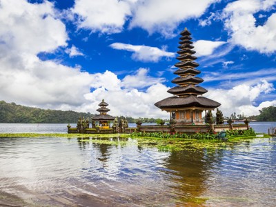 Pura Ulun Danu Bratan-tempel aan het Bratanmeer op Bali, met meerlagige pagode onder blauwe lucht.