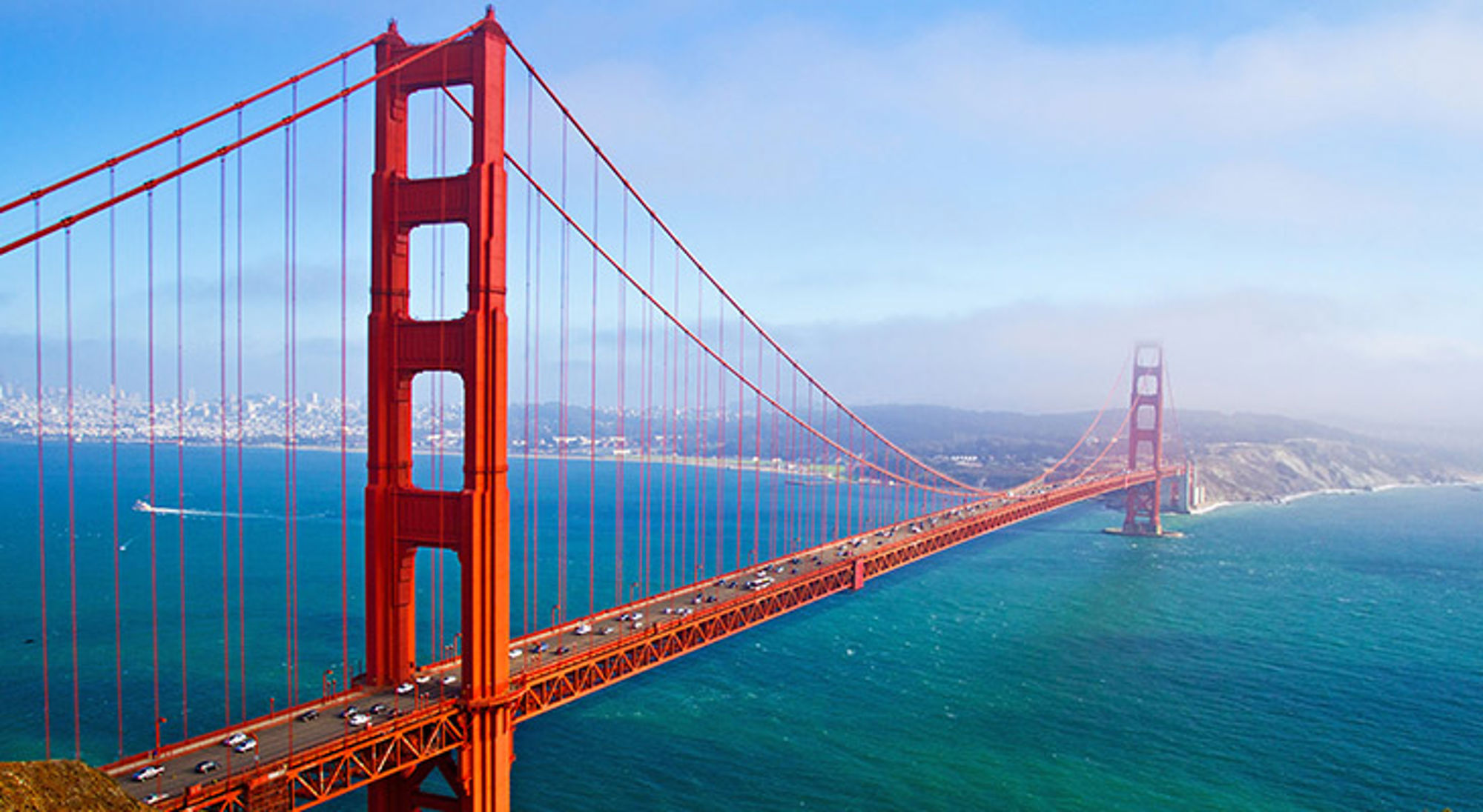De mooiste stad ter wereld San Francisco Golden Gate Bridge in San Francisco met verkeer boven de baai op een heldere dag.