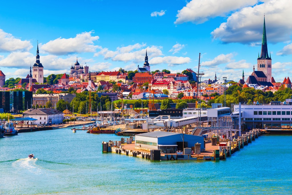 Skyline van Tallinn met haven en middeleeuwse torens, Estland, tijdens familiereis Polen en Baltische Staten.