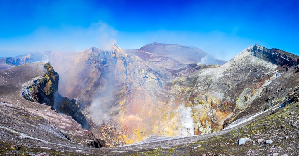 Rokende krater van de vulkaan op de Eolische Eilanden bij Sicilië, Italië.