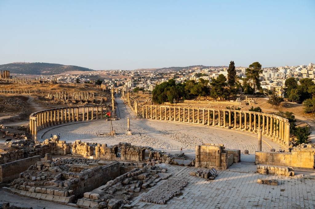 Ovaal Romeins amfitheater en zuilengalerij in Jerash, Jordanië, tijdens een groepsrondreis.