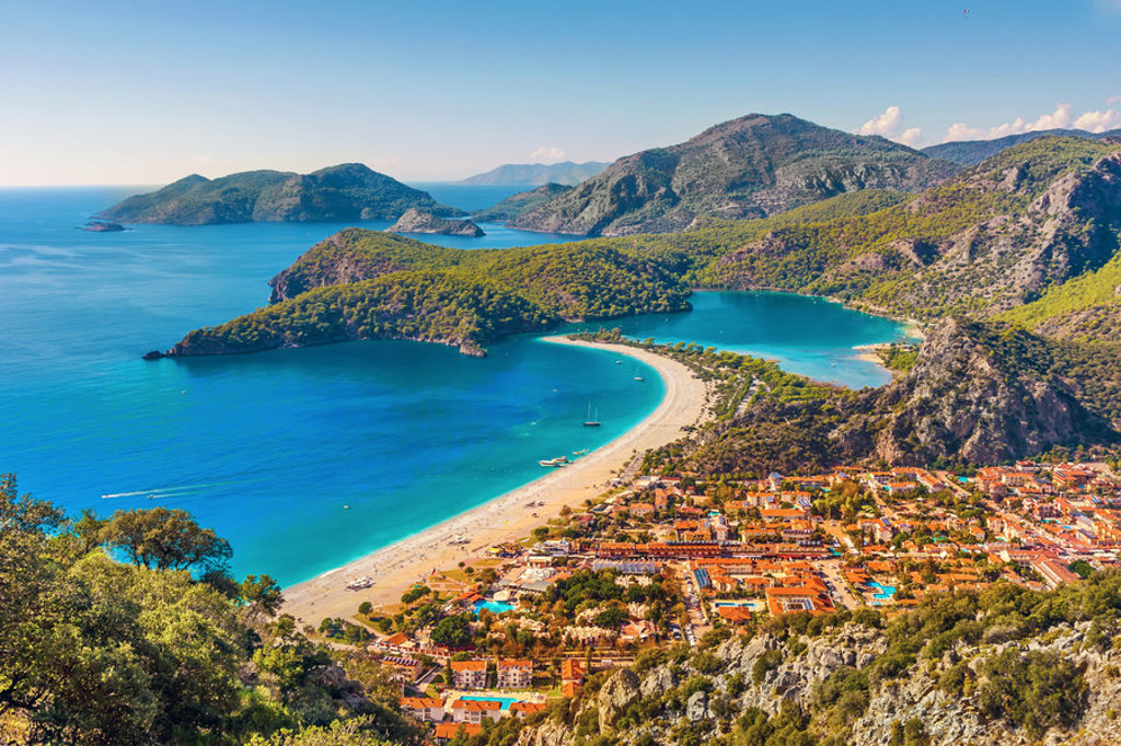 Uitzicht op de Turkse turquoise kust met lagune, zandstrand en bergen bij Ölüdeniz.