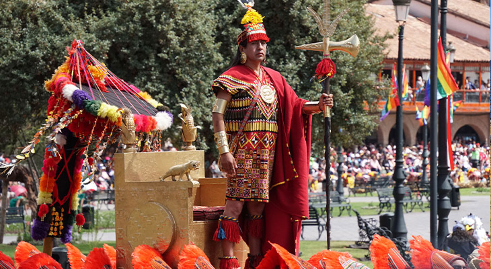 Inti Raymi Cuzco Man in traditionele Inca-kleding met staf tijdens een festival op een plein in Cusco, Peru.