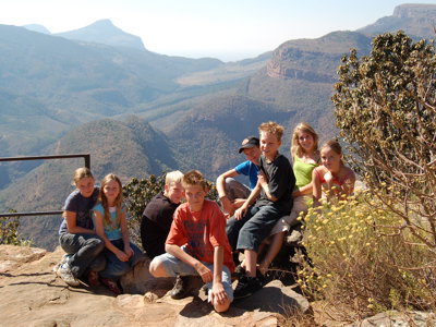 Groep reizigers bij een uitkijkpunt met uitzicht op de Blyde River Canyon tijdens de route Zuid-Afrika.