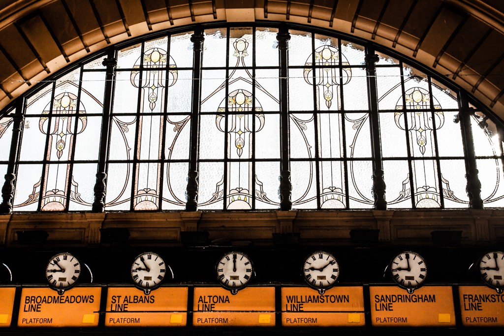 Vertrekborden met klokken en perroninformatie in Flinders Street Station, Melbourne, Australië.