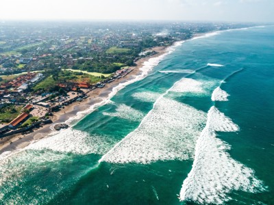 de kust bij Canggu op Bali met strand en hoge golven.