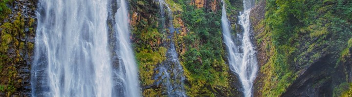 Waterval bij de Panorama Route in Zuid-Afrika, omringd door groene rotswanden.