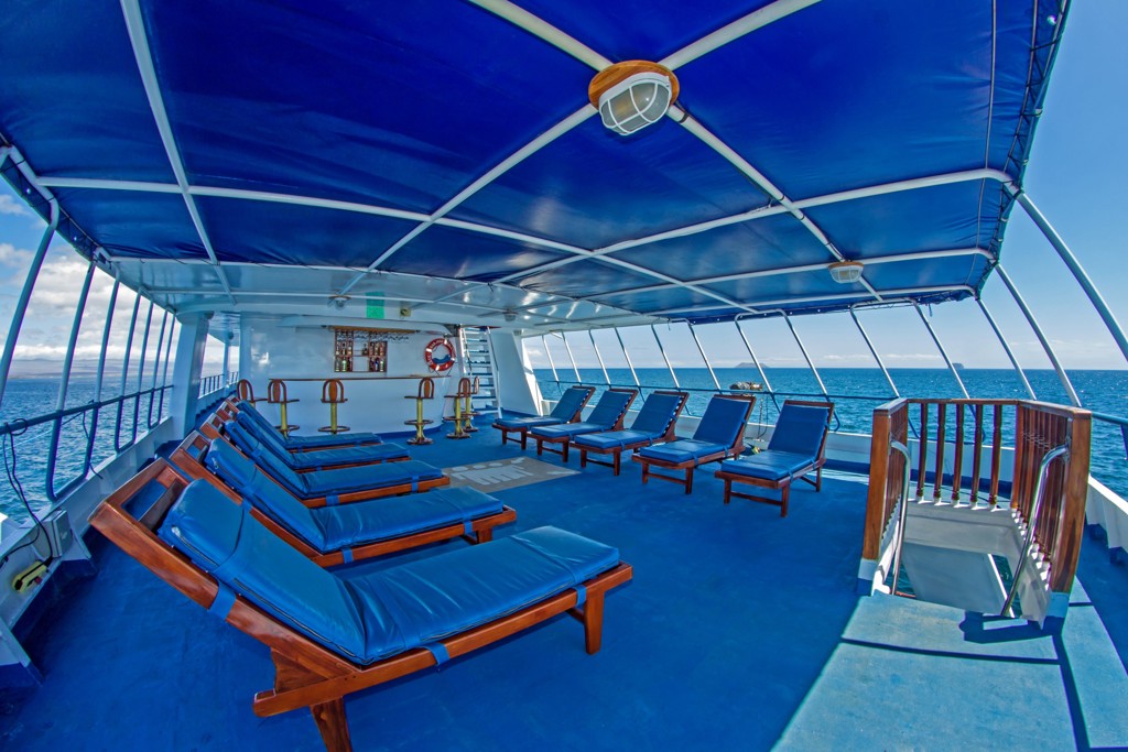 Zonnedek met ligstoelen op een cruiseschip tijdens een groepsrondreis langs de Galapagoseilanden.