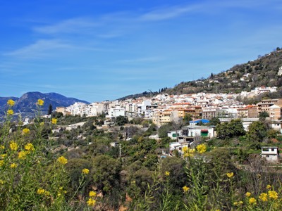 Wit Andalusisch bergdorp met uitzicht op de Sierra Nevada tijdens een familiereis door Andalusië.