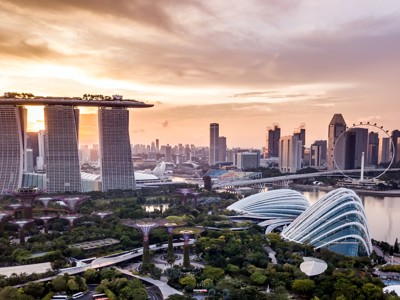 Skyline van Singapore bij zonsondergang met Marina Bay Sands, Gardens by the Bay en de Singapore Flyer.
