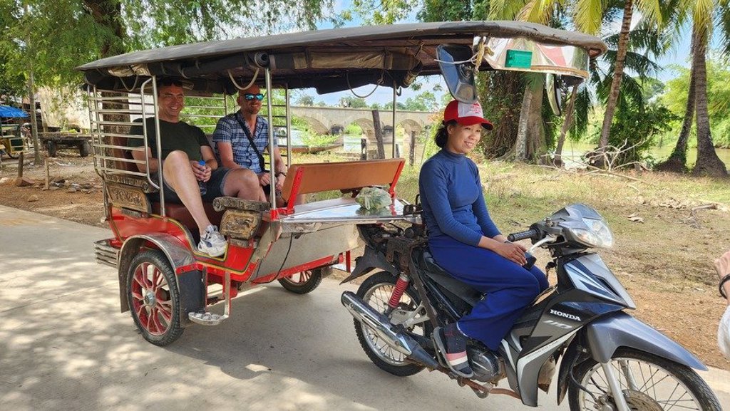 Groepsrondreis Laos & Cambodja: lokale vissers op een houten boot op de rivier bij zonsondergang.