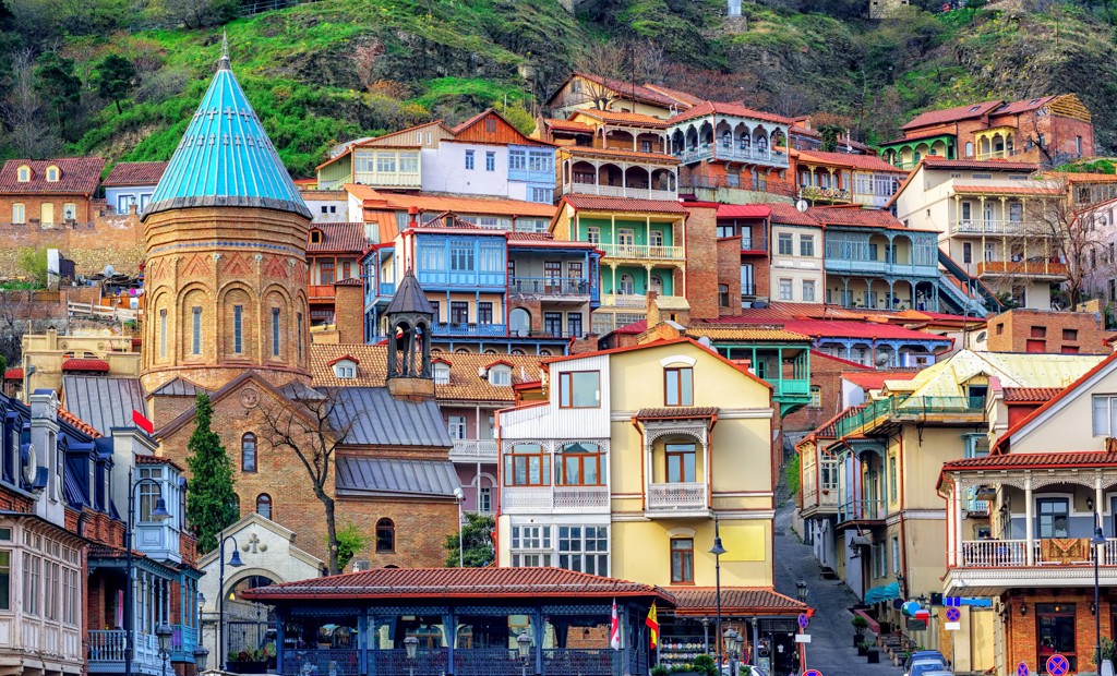 Kleurrijke huizen en kerk met turquoise koepel in het oude centrum van Tbilisi, Georgië.