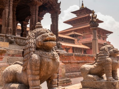 Stenen leeuwenbeelden bij Durbar Square in Kathmandu, Nepal.
