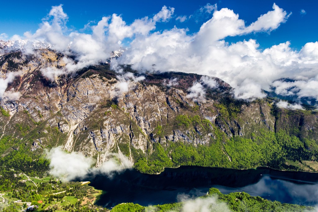 Berglandschap met wolken boven het Bohinjmeer in Slovenië tijdens een groepsrondreis.
