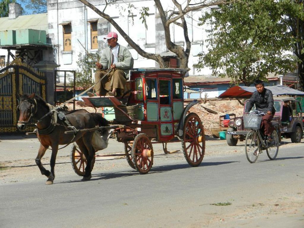Paard en wagen op straat in Myanmar tijdens een familiereis.